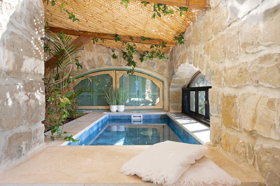 Hot Tub, Swimming pool