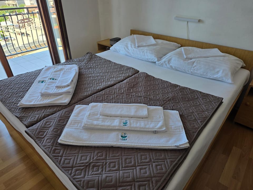 Bed, Photo of the whole room, Bedroom, towels