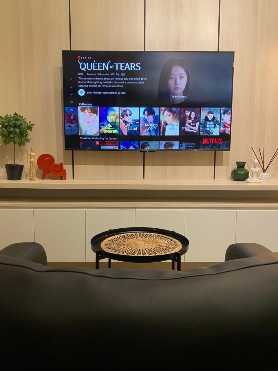 TV and multimedia, Living room, Seating area, Evening entertainment