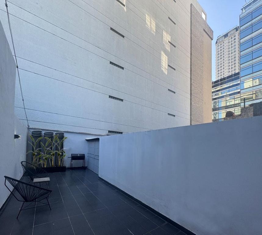 Amplio estudio con patio y parrilla a metros de la cancha de river Apartment in Buenos Aires