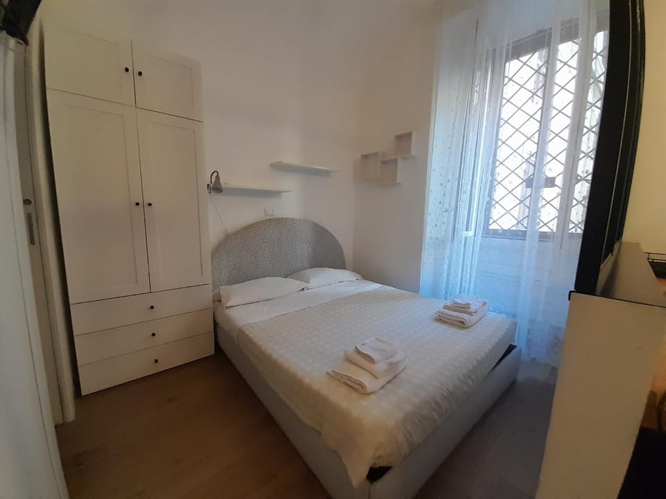 Bed, Photo of the whole room, wardrobe