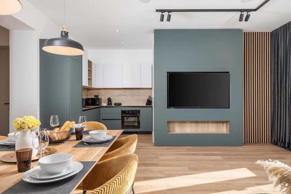 TV and multimedia, Kitchen or kitchenette, Living room, Seating area, Dining area