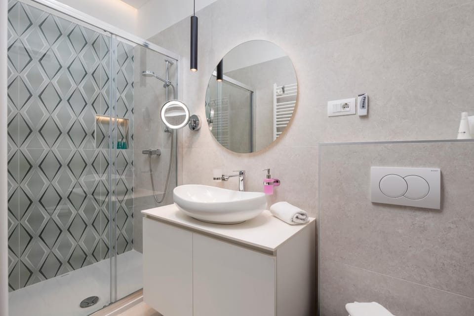 Shower, Toilet, Bathroom, towels