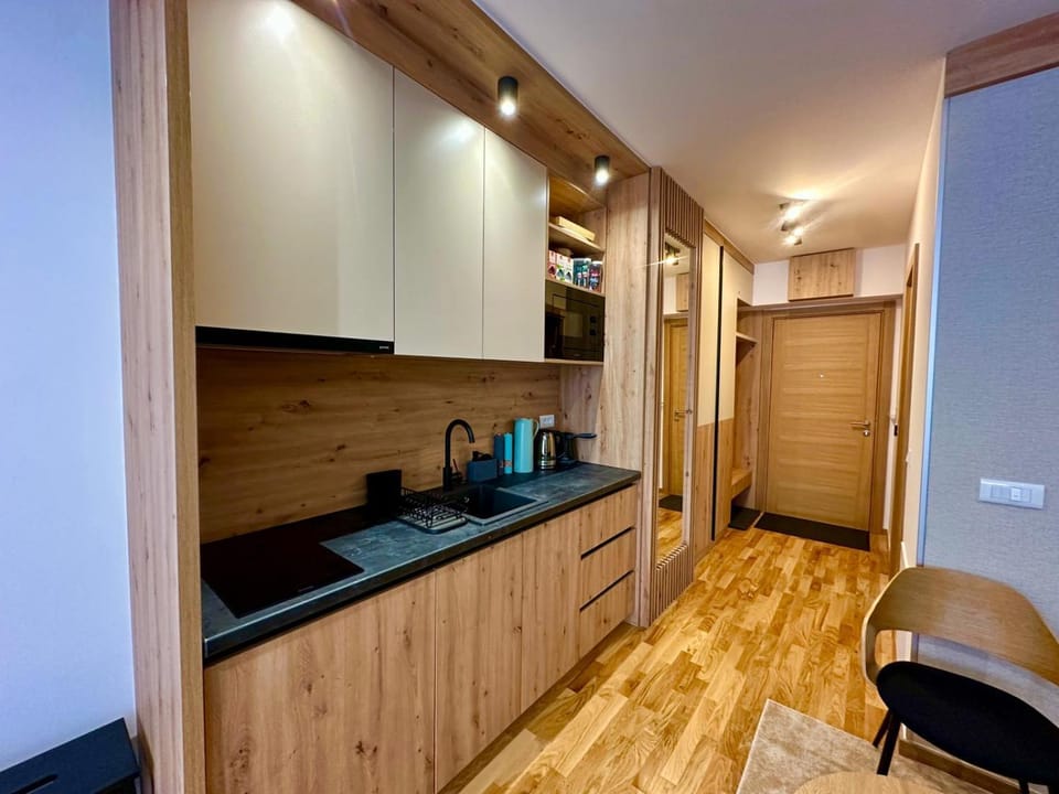 Coffee/tea facilities, Kitchen or kitchenette, oven, stove