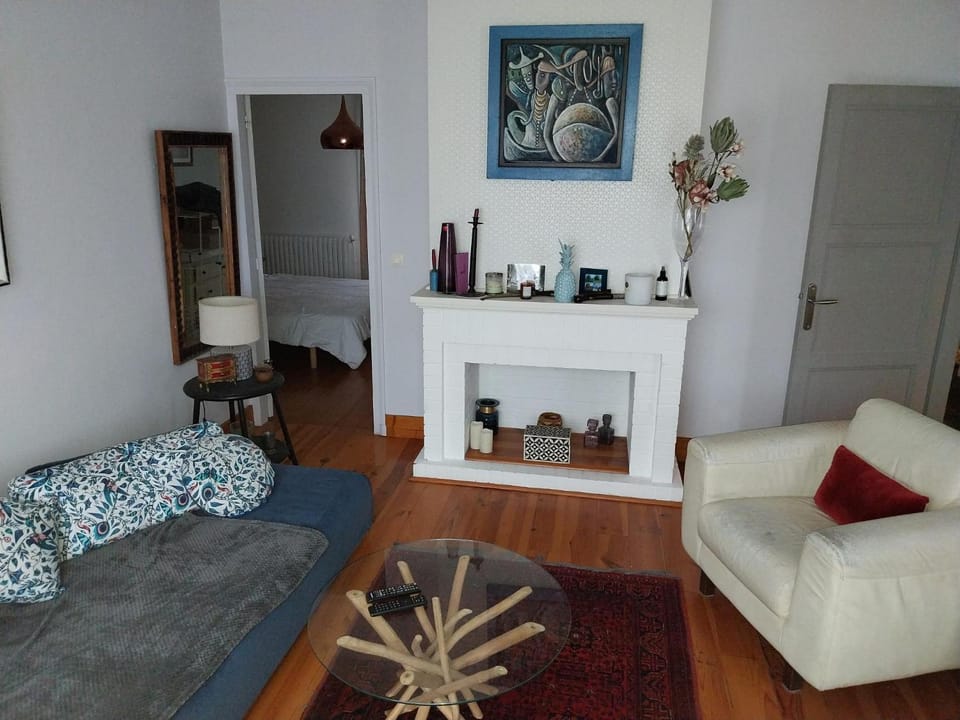 Seating area, fireplace