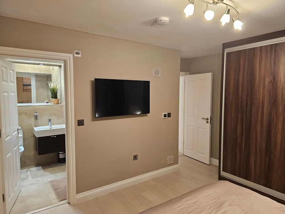 Spacious four bedroom four bathroom flat in West Kensington Apartment in City of Westminster