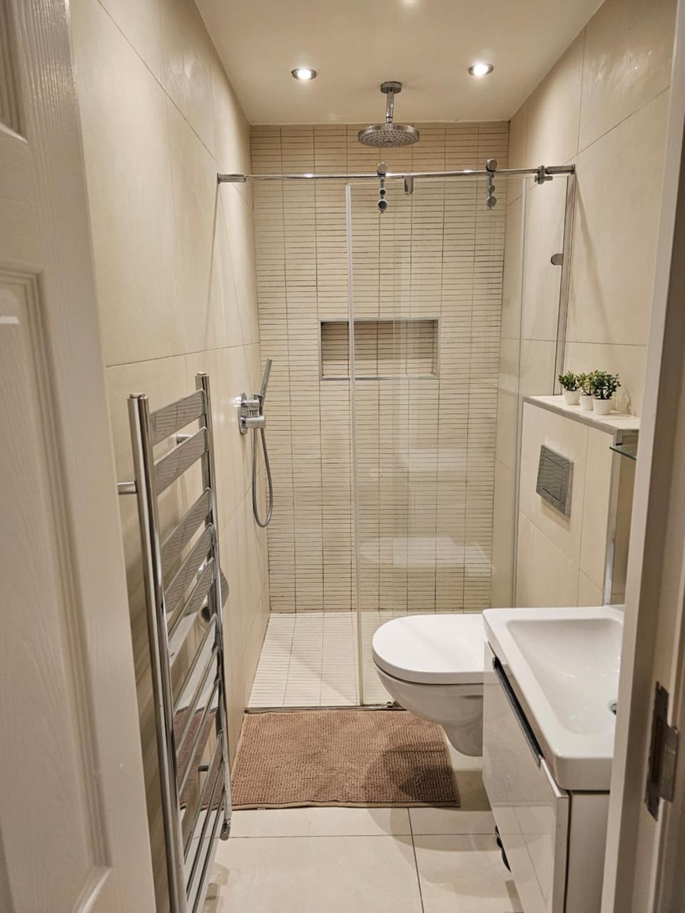 Spacious four bedroom four bathroom flat in West Kensington Apartment in City of Westminster