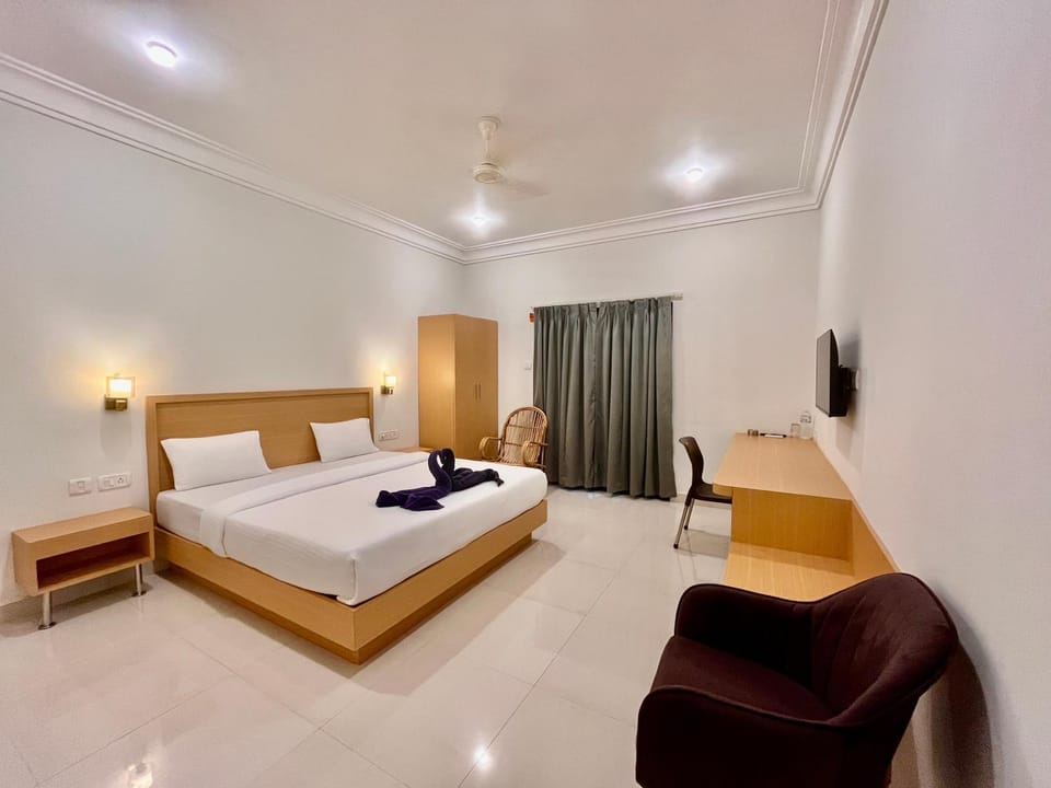 Bed, TV and multimedia, Photo of the whole room, Bedroom, towels
