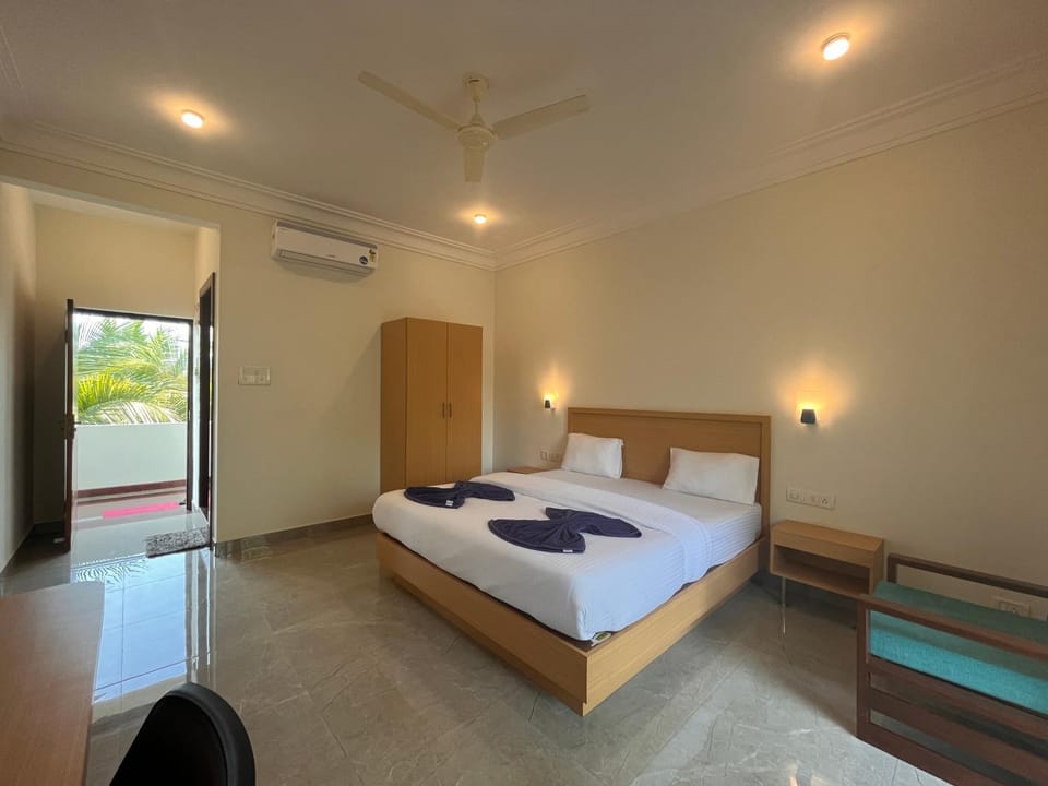 Bed, Photo of the whole room, Bedroom, Family, soundproof, towels, wardrobe, air conditioner