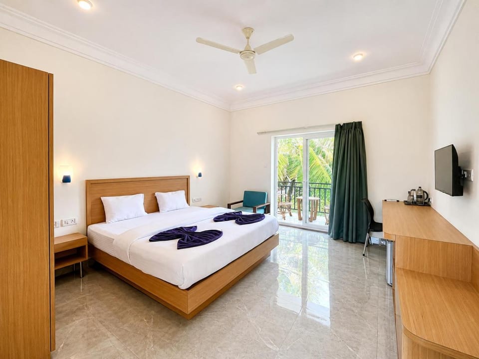 Bed, TV and multimedia, Photo of the whole room, Bedroom, towels