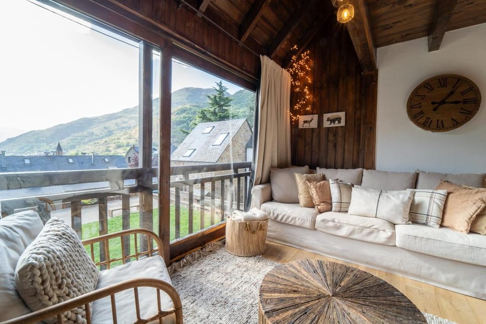 Casa Catania-Acogedora casa con impresionantes vistas-Chimenea-WIFI-Fibra Optica -5 SMART TV Chalet in Catalonia