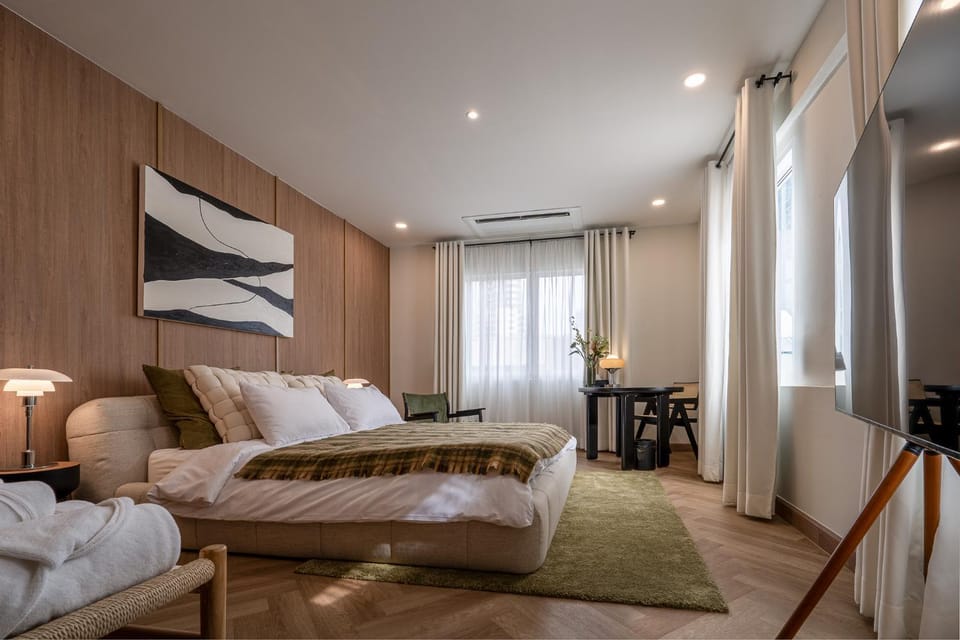 Bed, Living room, Photo of the whole room, Seating area, Bedroom, towels, air conditioner