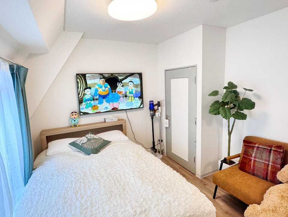Bed, TV and multimedia, Photo of the whole room, Bedroom