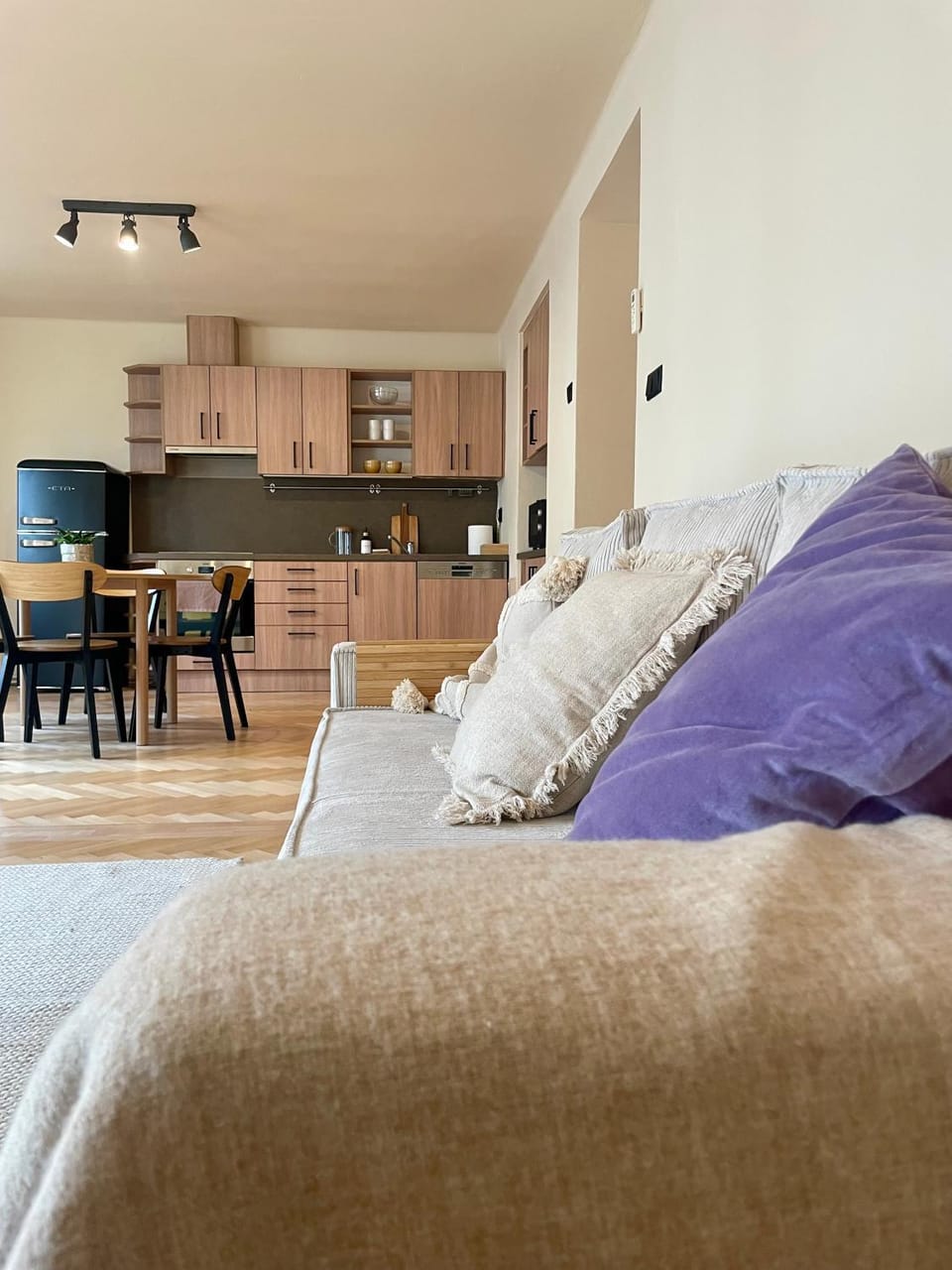 Kitchen or kitchenette, Living room, Seating area, Dining area