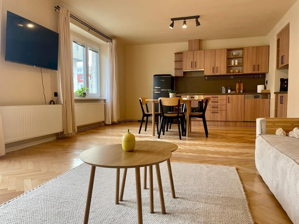 TV and multimedia, Kitchen or kitchenette, Living room, Seating area, Dining area