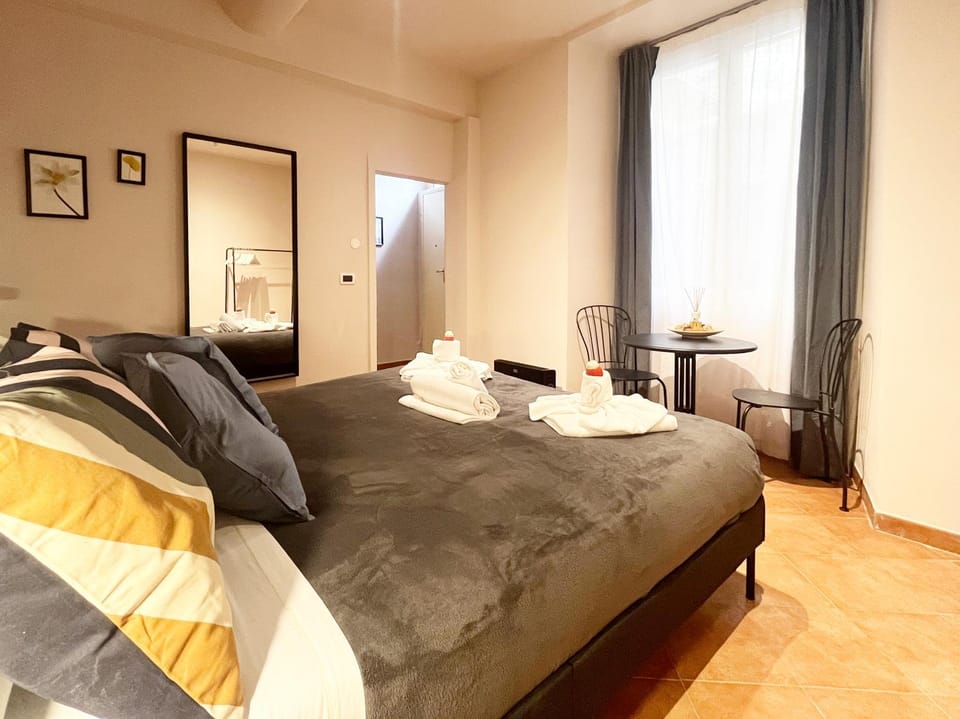 Bed, Living room, Seating area, Bedroom, towels