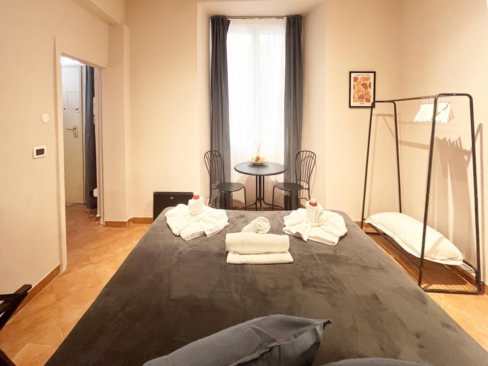 Bed, Photo of the whole room, Seating area, Bedroom, towels