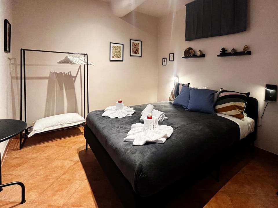 Bed, Photo of the whole room, Bedroom, towels