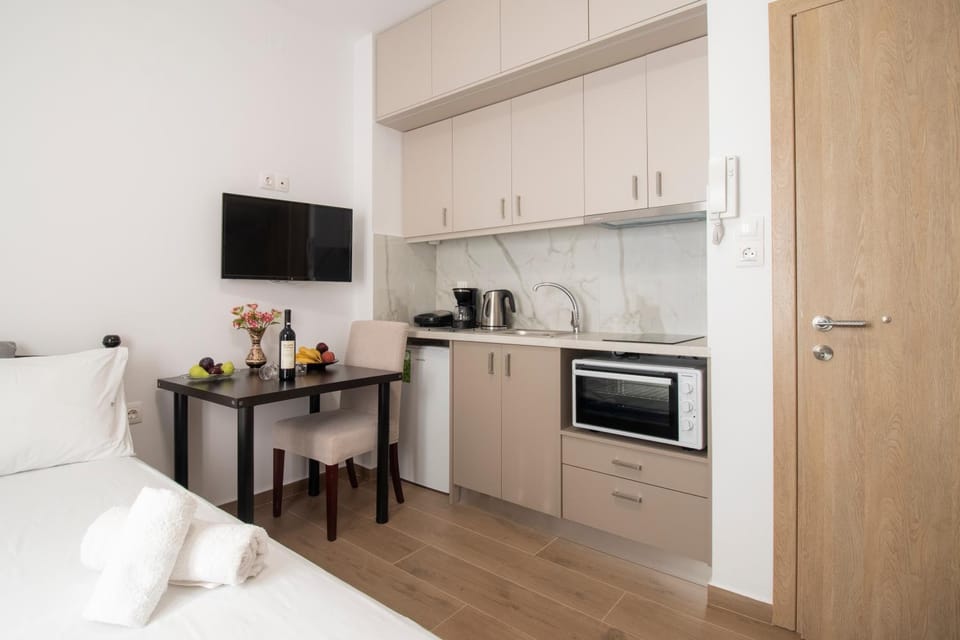 Bed, TV and multimedia, Coffee/tea facilities, Kitchen or kitchenette, Food and drinks, Photo of the whole room, Dining area, Bedroom, Food, internet, oven, stove, toaster, wardrobe, air conditioner