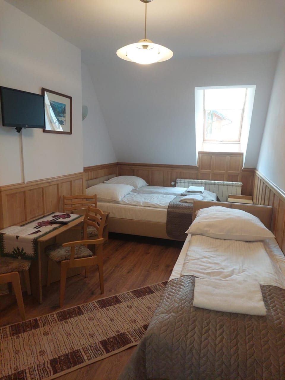 Photo of the whole room, towels