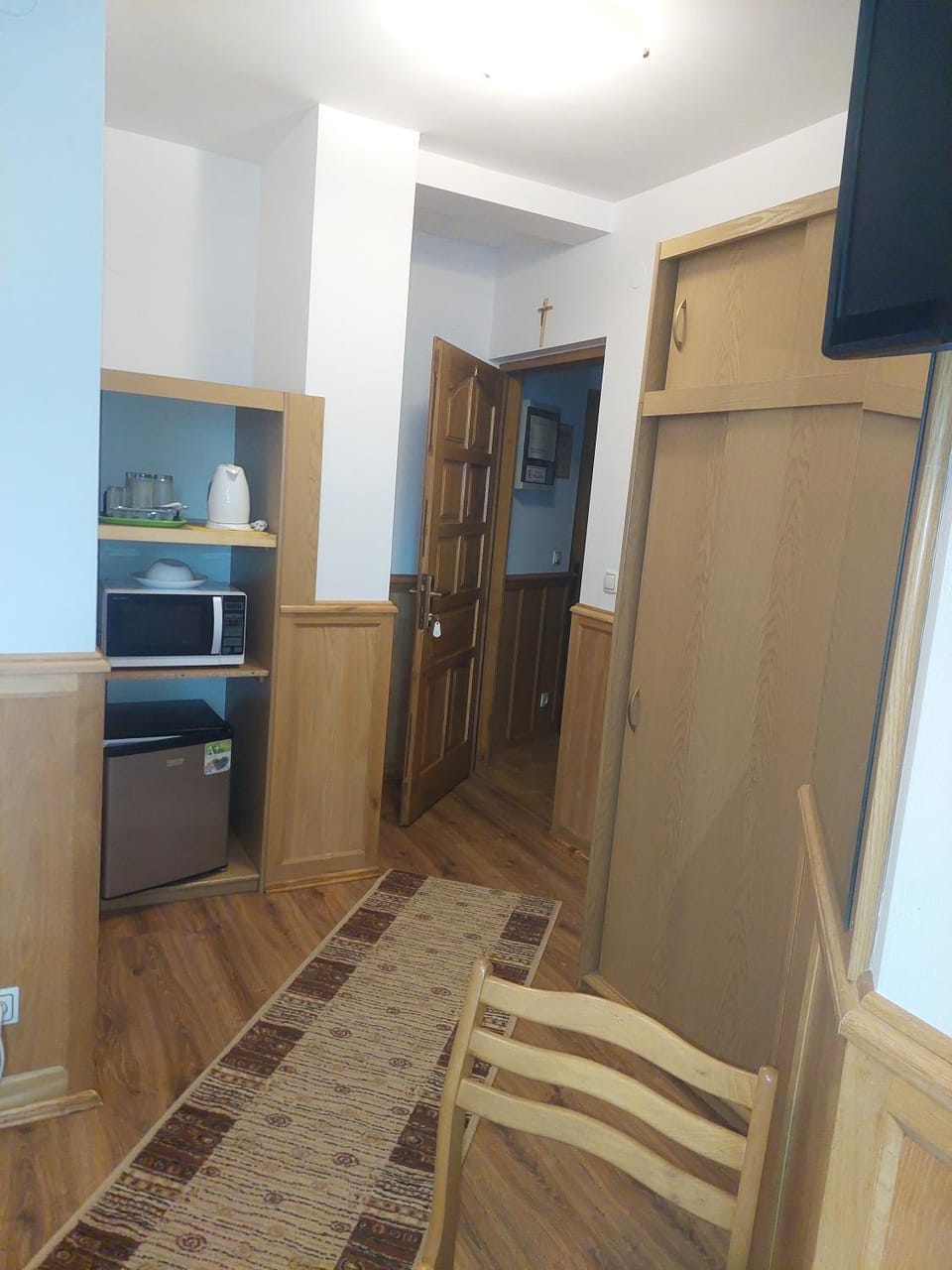 minibar, wardrobe