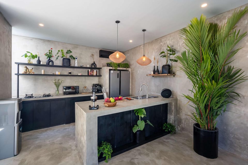Kitchen or kitchenette, minibar