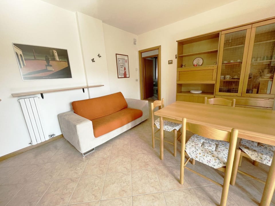 TV and multimedia, Kitchen or kitchenette, Living room, Seating area, Dining area
