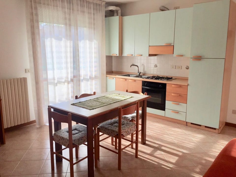Kitchen or kitchenette, Dining area, minibar, oven, pet friendly, stove