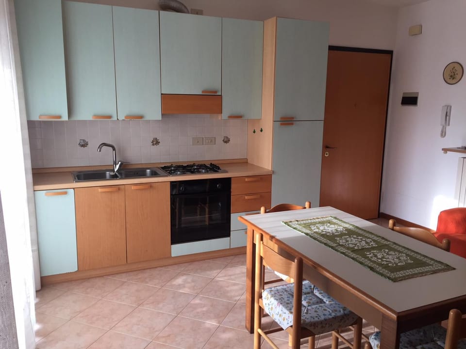 Kitchen or kitchenette, Dining area, pet friendly, stove