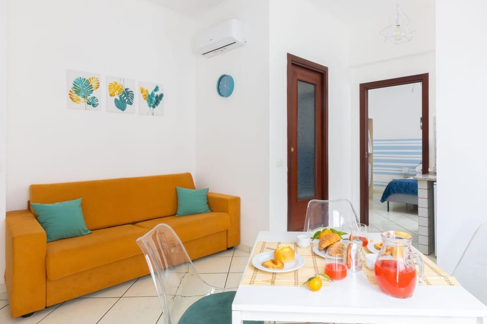 Living room, Seating area, Dining area, internet