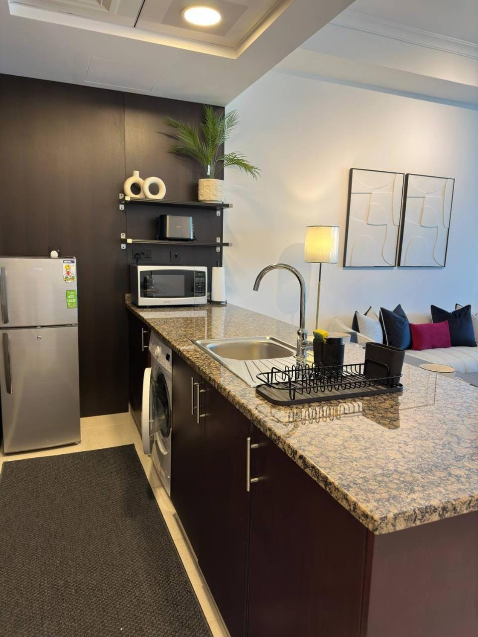 Kitchen or kitchenette, oven, toaster, washing machine