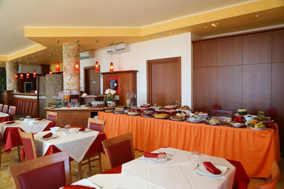 Food and drinks, Buffet breakfast