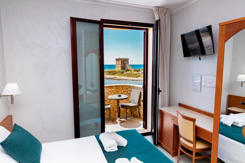 TV and multimedia, Balcony/Terrace, Photo of the whole room, Bedroom