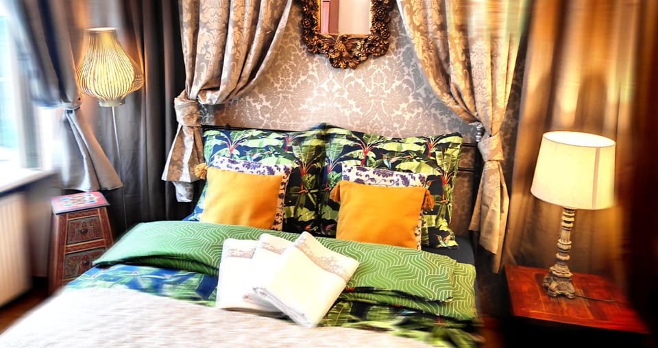 Bed, Seating area