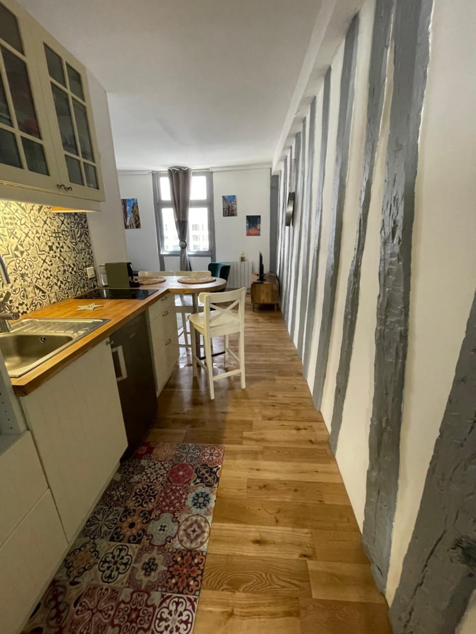 Kitchen or kitchenette, Dining area, stove