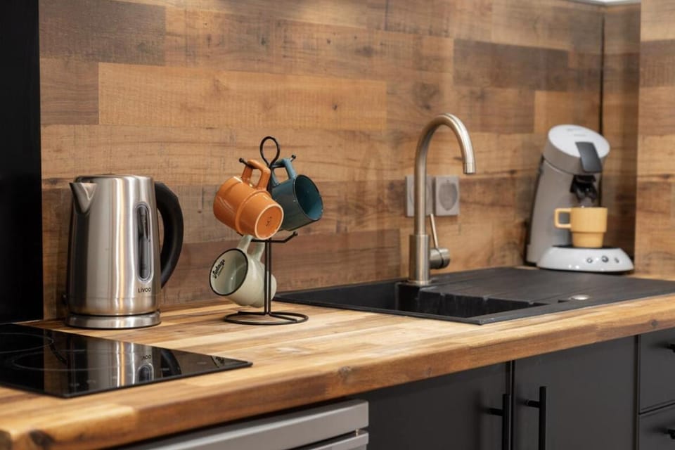 Coffee/tea facilities, Kitchen or kitchenette, stove, toaster