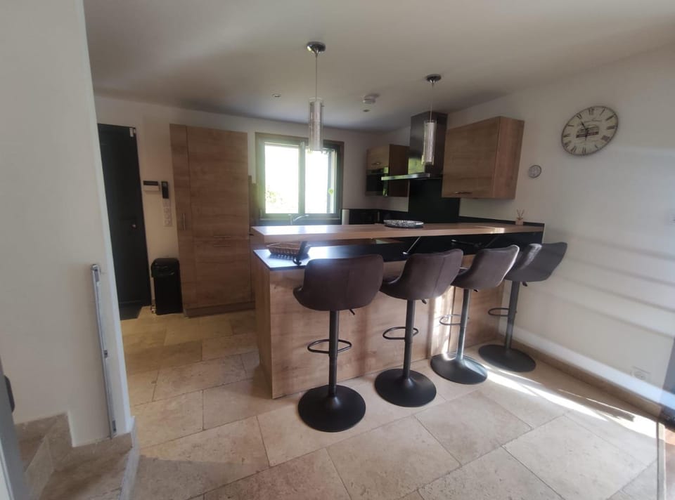 Lounge or bar, kitchen