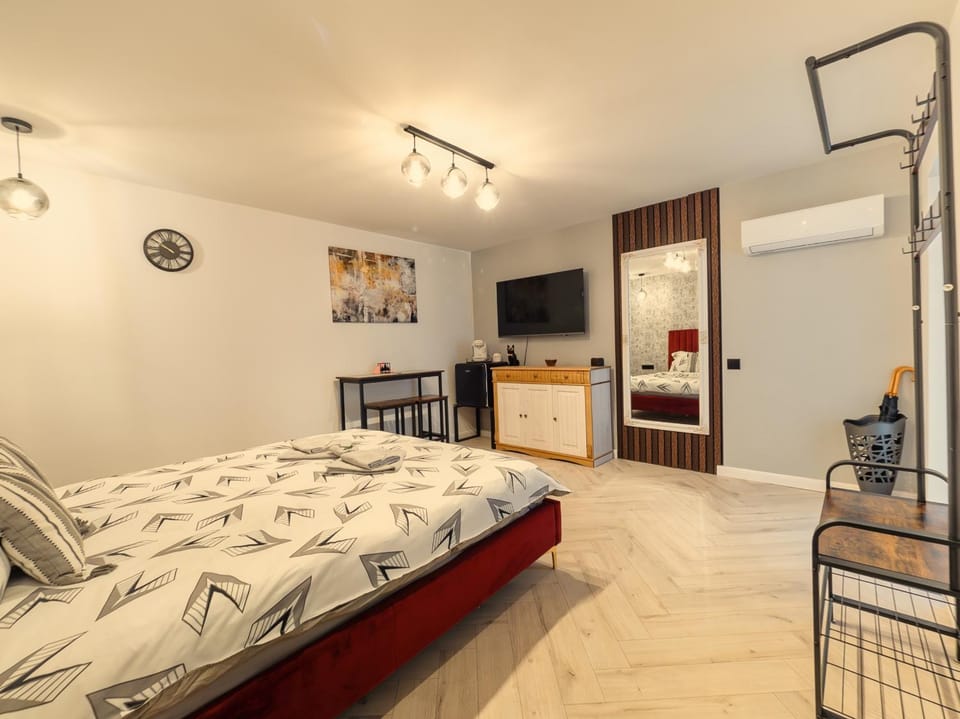 Bed, TV and multimedia, Photo of the whole room, Bedroom, air conditioner