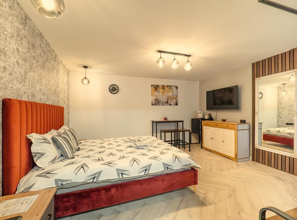 Bed, TV and multimedia, Bedroom
