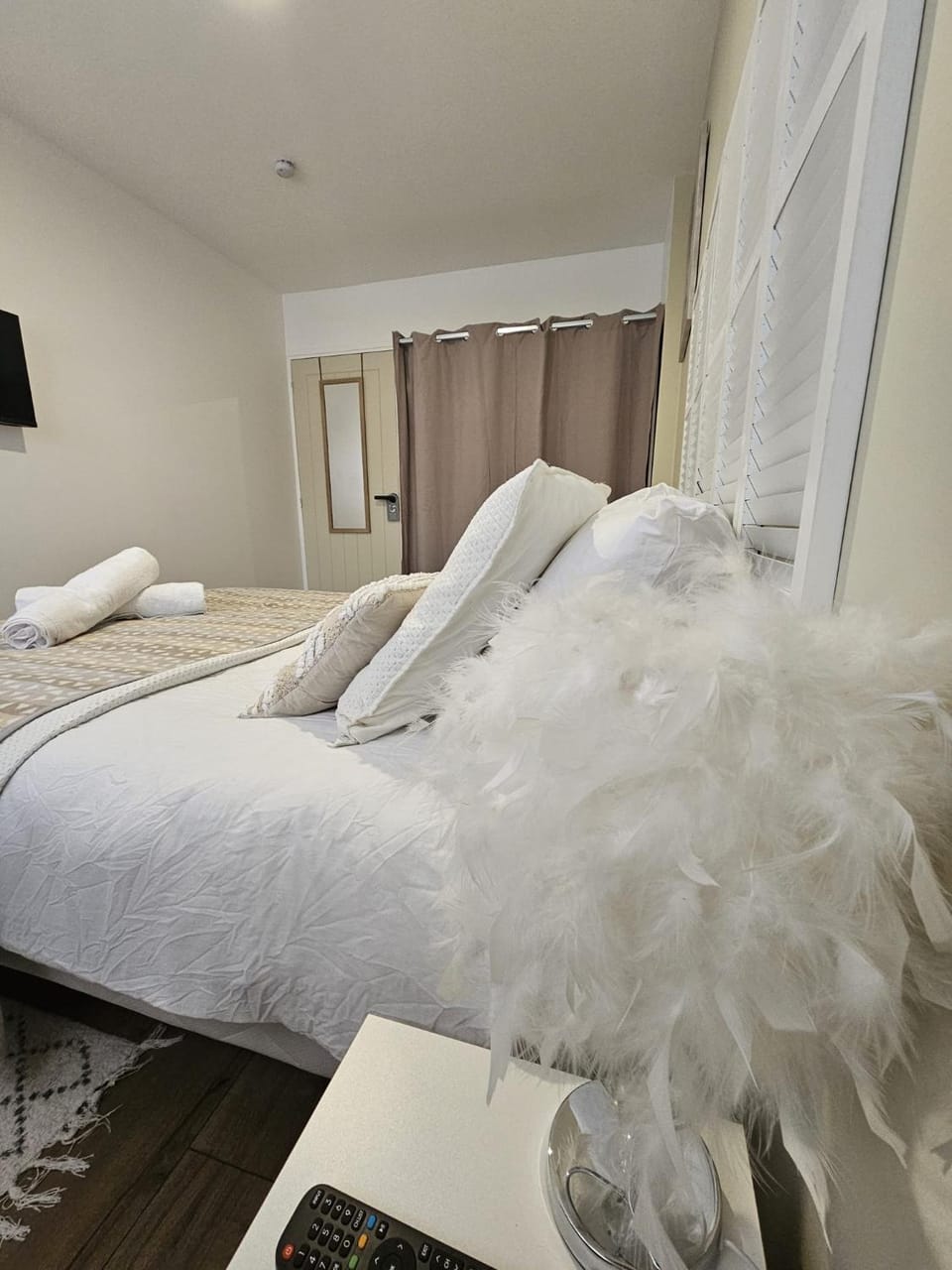 Bed, TV and multimedia, Bedroom