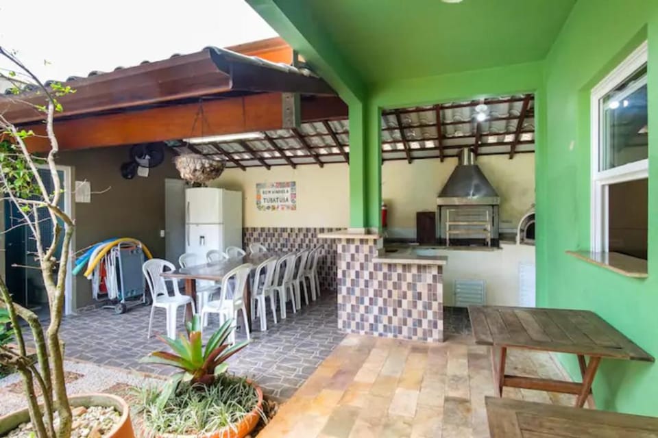 CHARMOSA CASA EM CONDO A 01 QUADRA DA PRAIA DO SAPE UBATUBA com churrasqueira, forno pizza, wifi House in State of São Paulo