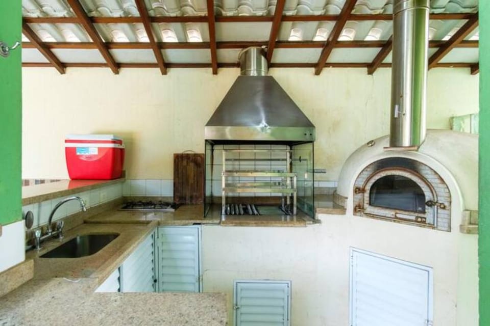 CHARMOSA CASA EM CONDO A 01 QUADRA DA PRAIA DO SAPE UBATUBA com churrasqueira, forno pizza, wifi House in State of São Paulo