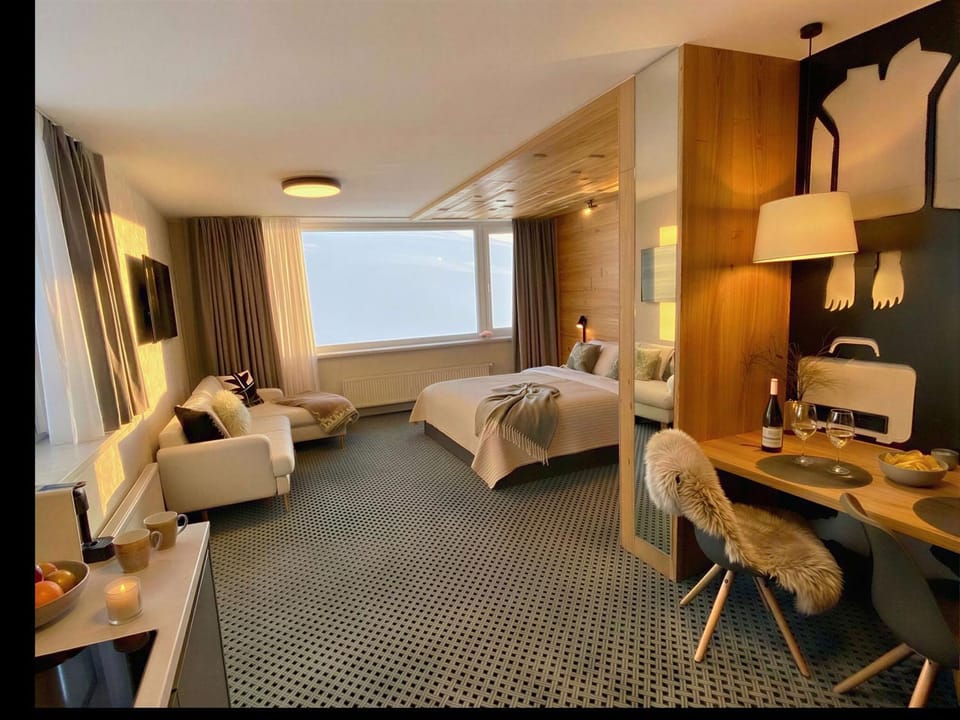 Bed, Living room, Seating area, Dining area, Bedroom