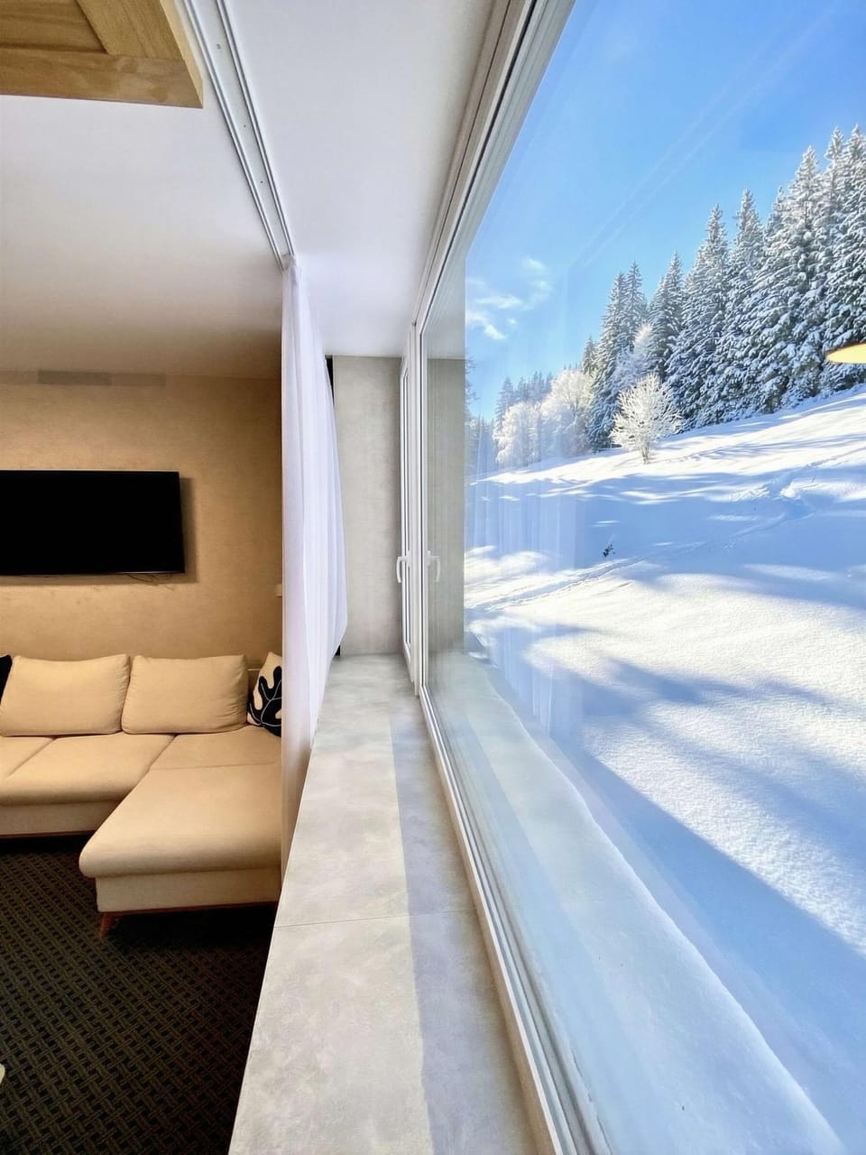 Day, Natural landscape, Winter, Living room, Seating area, Mountain view
