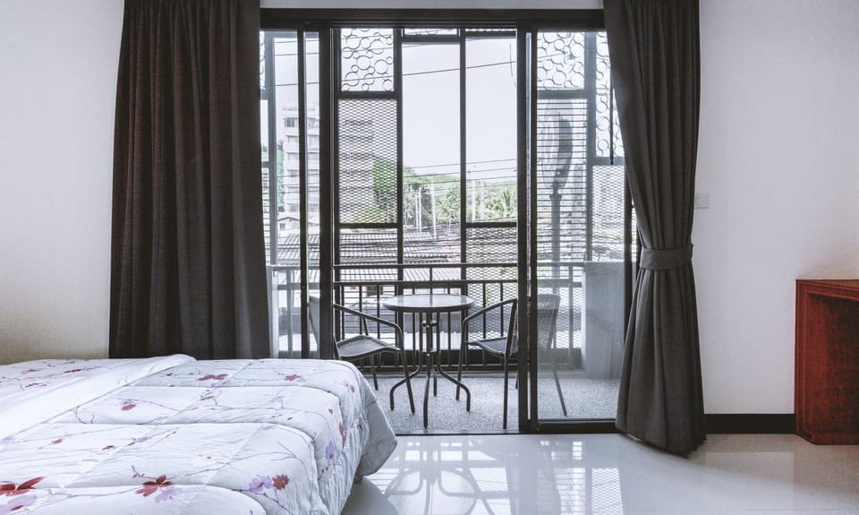 Balcony/Terrace, Street view