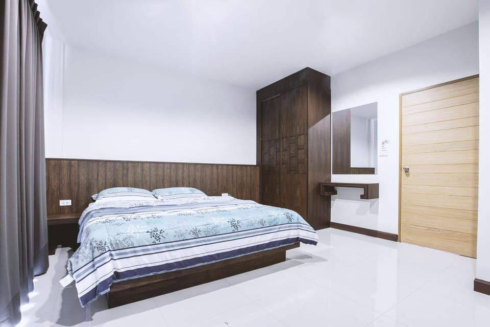 Bedroom, Mountain view
