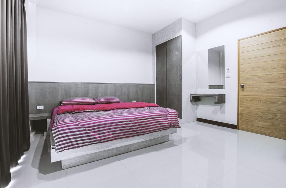 Bedroom, Mountain view