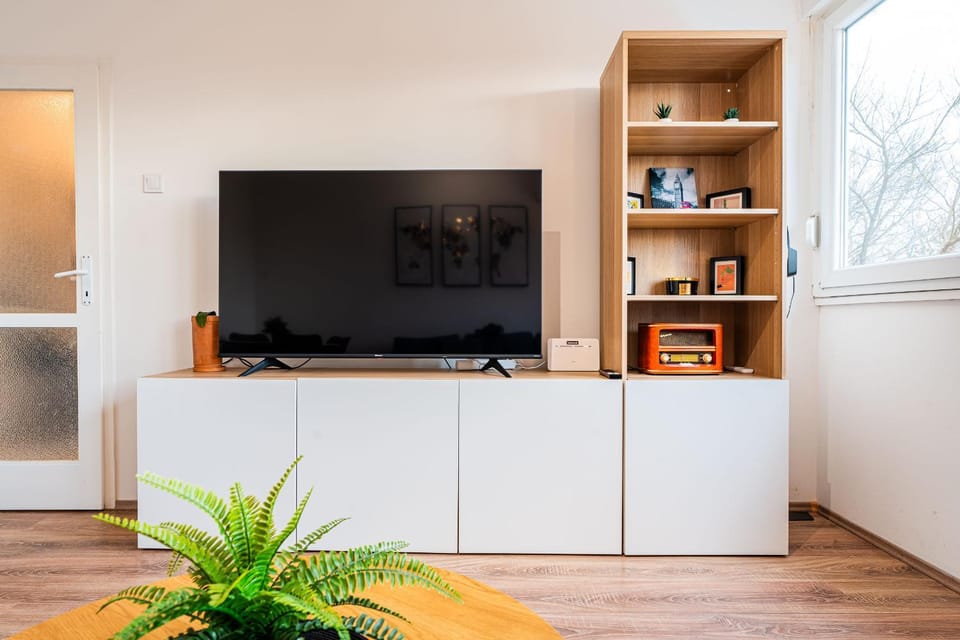 TV and multimedia, View (from property/room), Decorative detail, Family, furniture