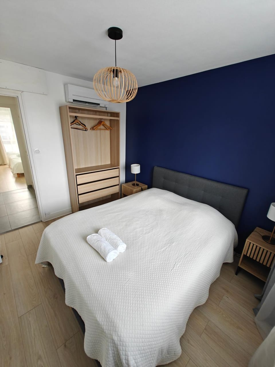 Photo of the whole room, Bedroom