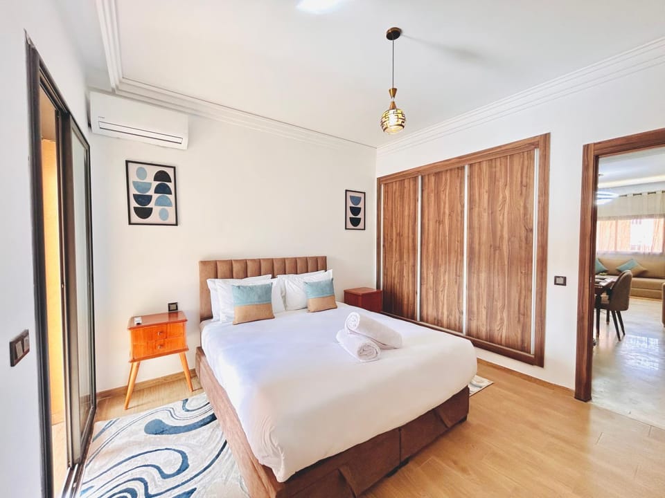 Bed, Living room, Photo of the whole room, Seating area, Bedroom, wardrobe, air conditioner